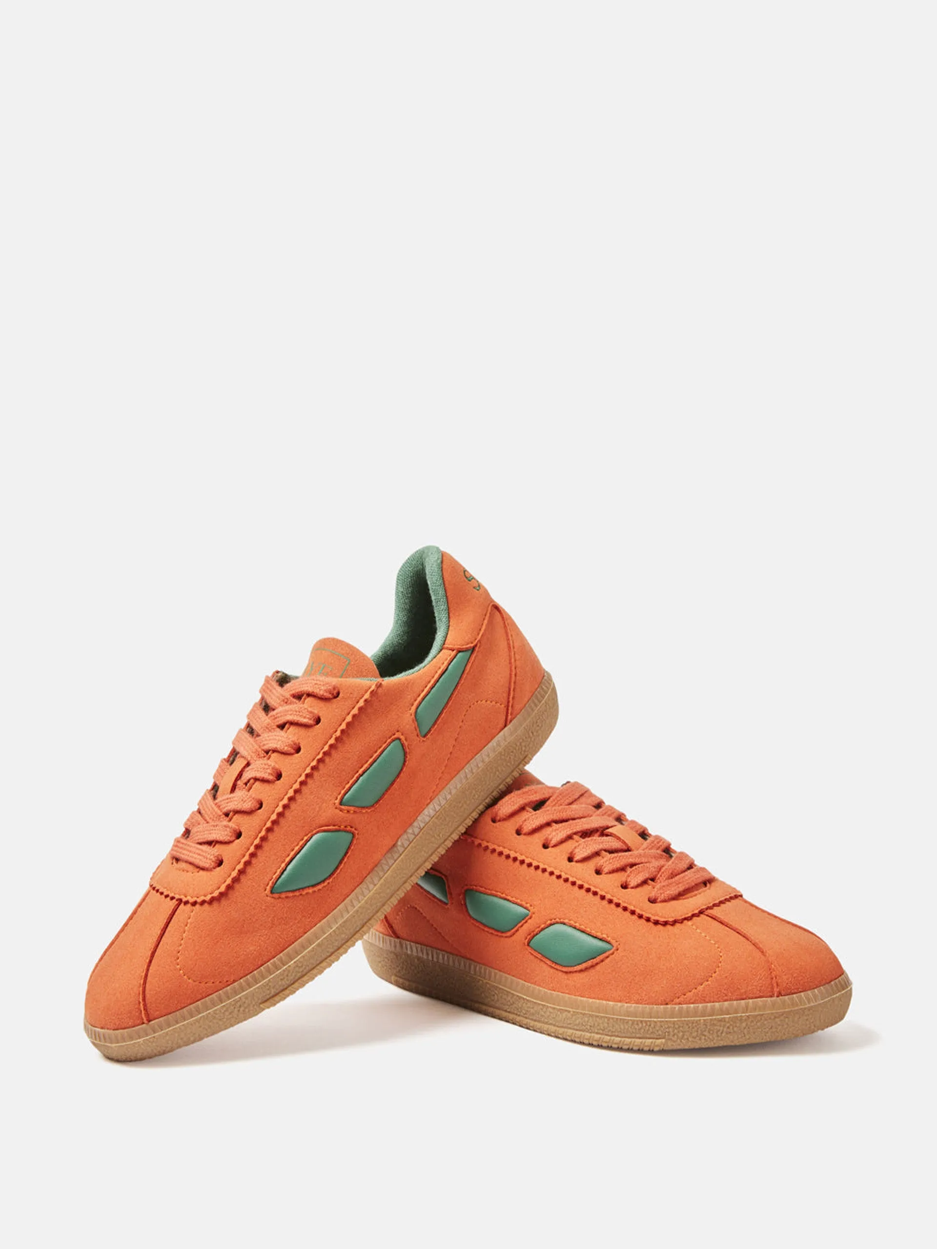 Modelo '70 trainer in orange and green