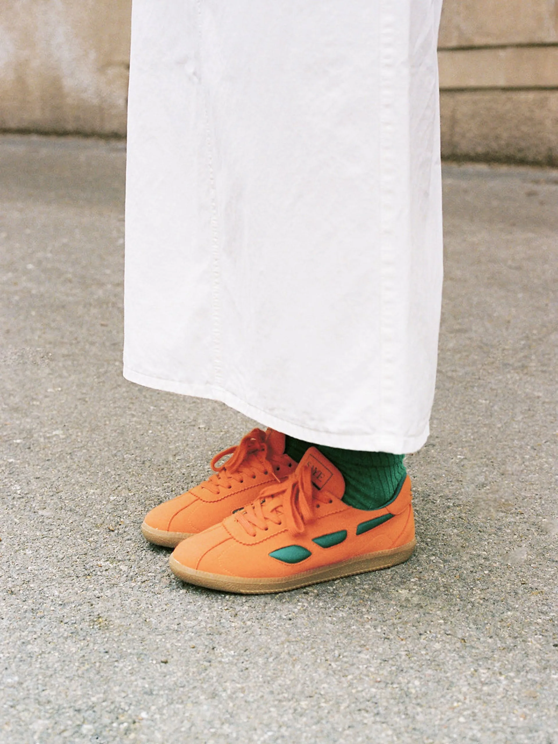 Modelo '70 trainer in orange and green